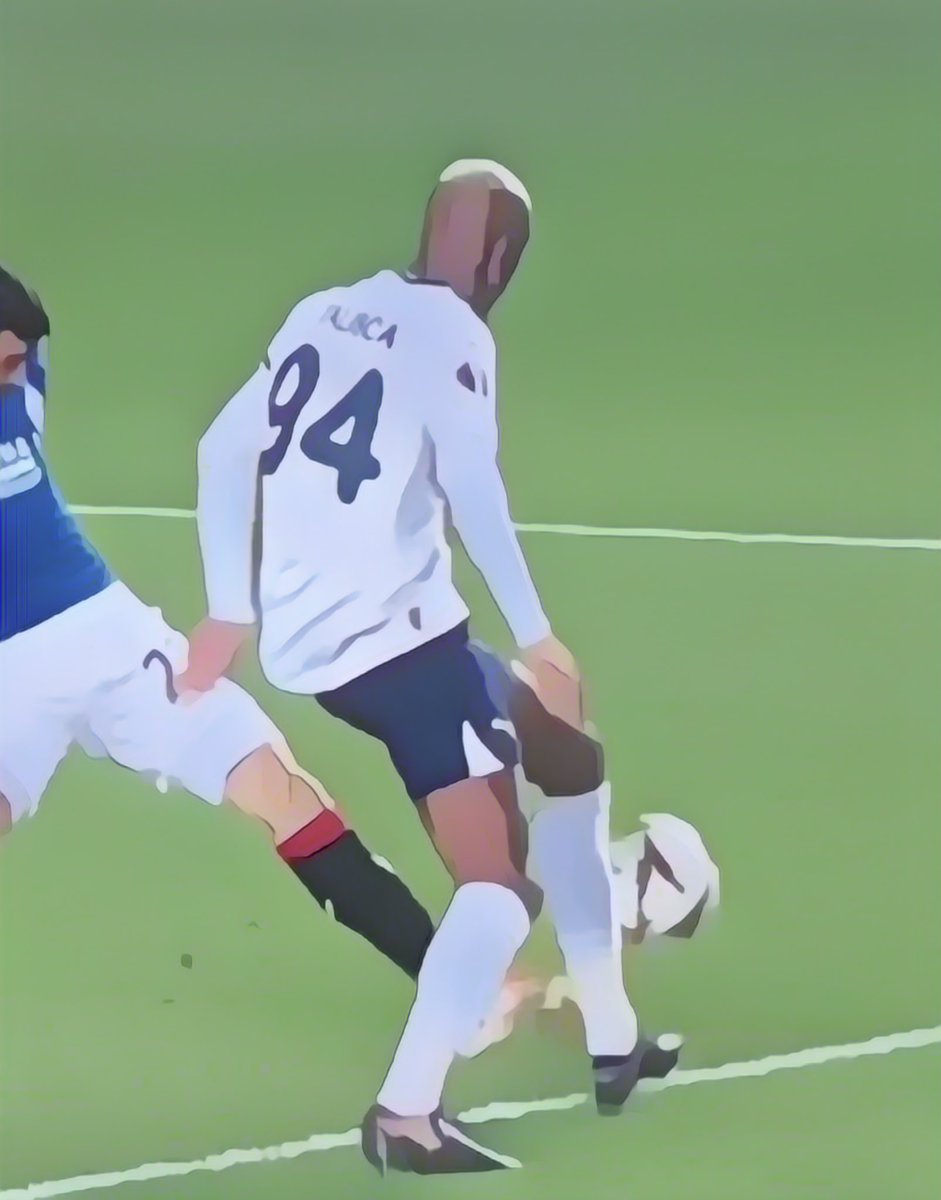 tartismalar2's tweet image. Talisca’nın sarı kart gördüğü bu pozisyonda hakem yanlış karar verdi, çok net bir faul+sarı kart, kontak anında çizgiye temas ediyorsa penaltı bu.
Instagram story’de hem savunmacının ayağının kontak anında sektiğini hem Talisca’nın kramponunun döndüğünü görebilirsiniz.
#RANvFB