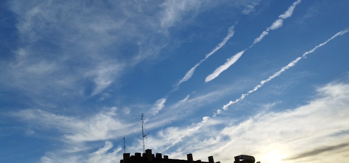FelipeCaveCanem's tweet photo. @RISeaAndSky @NHoffman87616 @DELTA9_DELTA9 @OGSpringtucky @IonisedSkyWatch @JayneJ07 @debs @SuePearFL @PushTyler @nogps1 @noobdad75 @Chemtrail101 @GeoWatchGallery @jesseRoss597206 @LegendreKristy @BenKnight1980 @DanPeacock12 @BBlues100 Totally. In my city, in Madrid, in about 4 months I have only seen the sky with natural aspect 3 times. There are days of real madness. https://t.co/ieCItETwoC