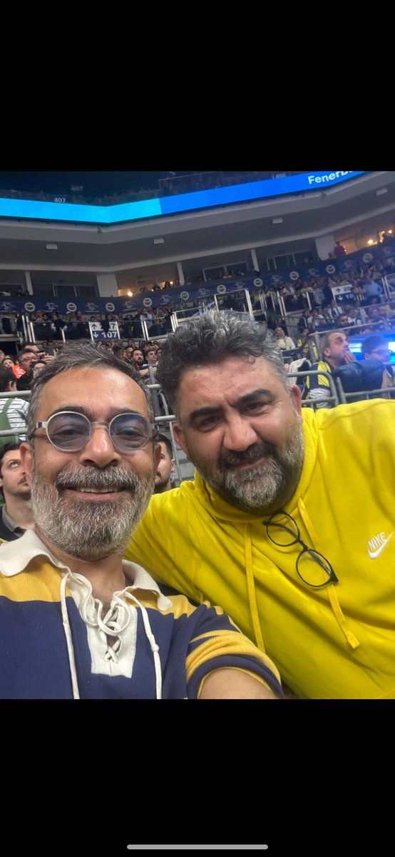 Soldaki foto 2 sene önce çekildi.. Kendisine ‘Ali Koç gel dese kuçu kuçu kuyruğunu sallayıp gidersin’ diyen Ahmet Ercanlar’ı dövmek için boğa heykelinin önünde bekleyen Ümit Özat:) Sağdaki de bugün çekilmiş:)