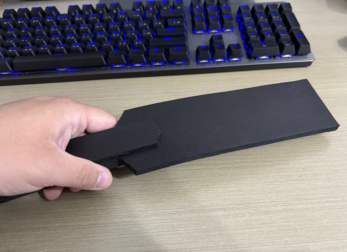 新製作的皮拍，沒有想像中的軟
打起來的痛感蠻舒服的，偏刺痛但是痛感散的很快，而且也不會太深層，很適合用來暖臀