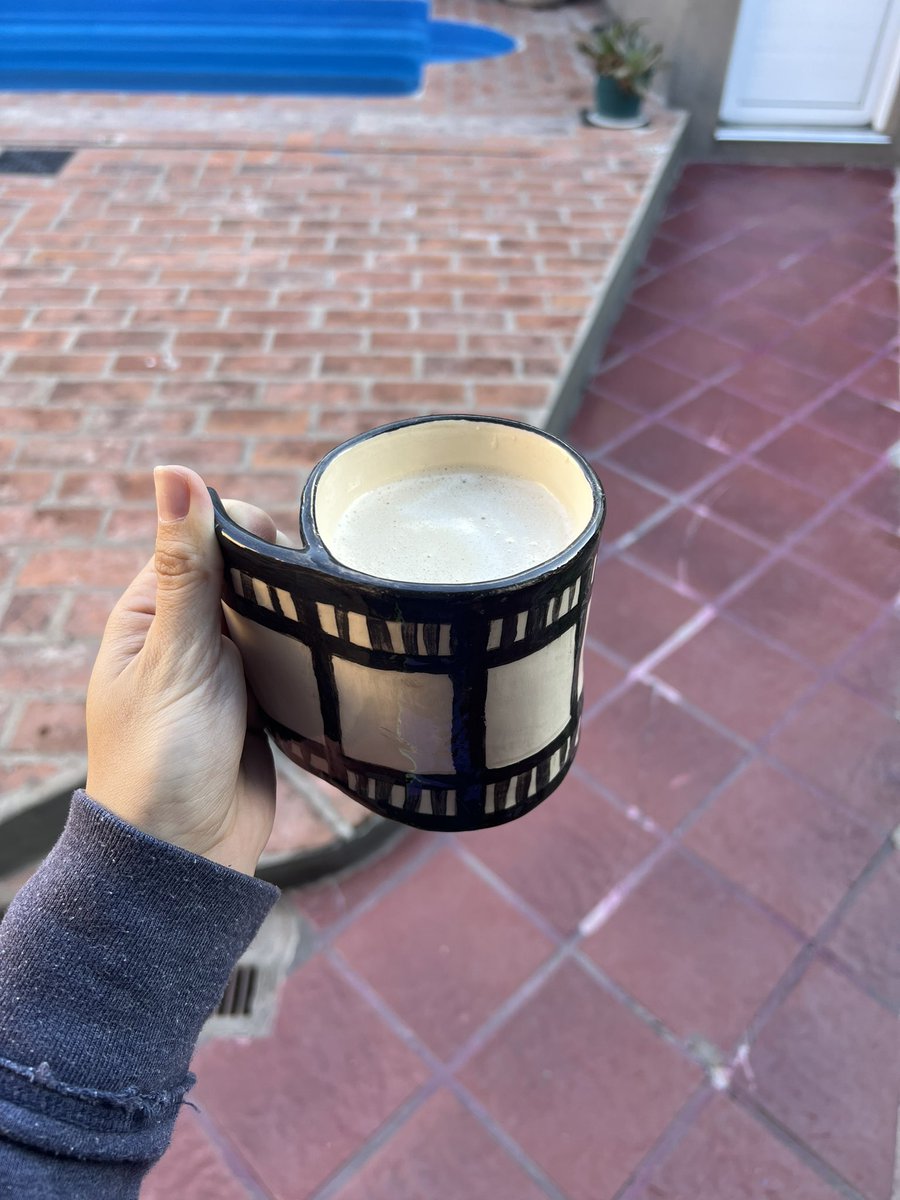 notvalenaraujo's tweet image. are u okay honey? you haven’t touched your cine cappuccino yet