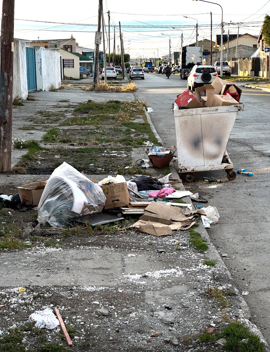 ezemurray's tweet image. Sr. Intendente @MartinPerezTDF también le va a pedir  al gobernador @gustavomelella que  junte la basura y renueve los containers???? Hay que caminar la calle y charlar cara a cara con los vecinos