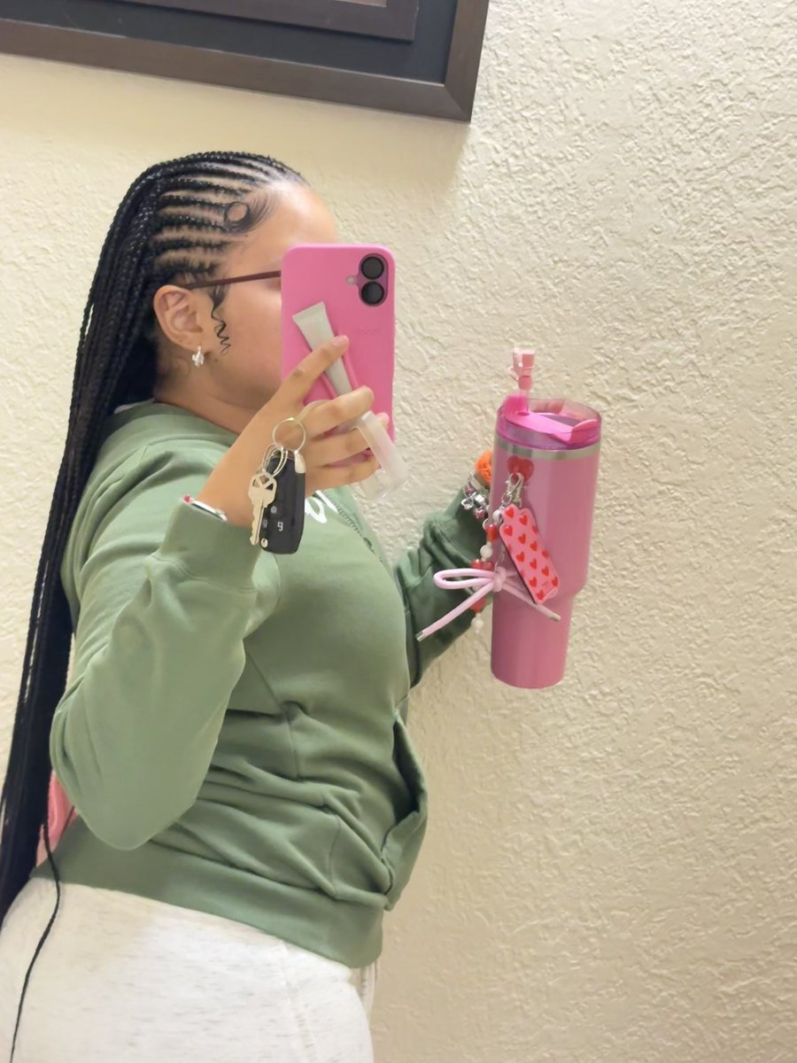 s0limarx's tweet image. hide yo hoe #frfr