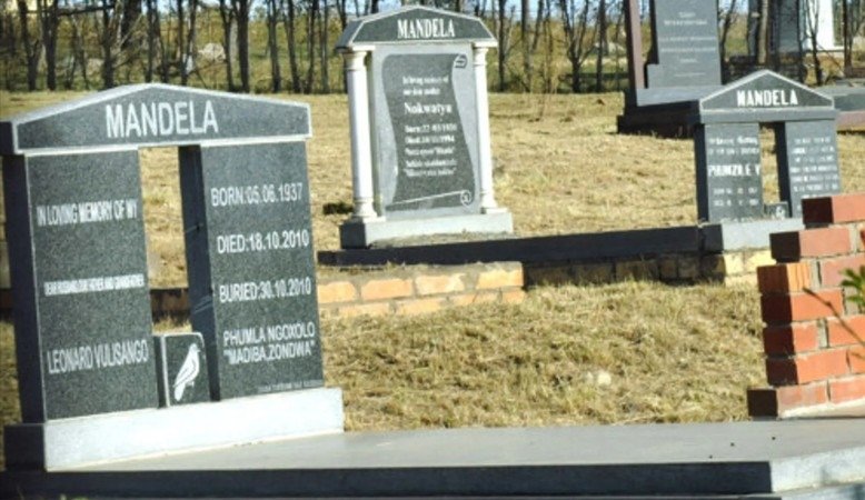 MRFACTSZA's tweet photo. This is why it was a cultural MUST for Nelson Mandela to be buried beside his forefathers in their family grave (likewise with Sarah Baartman).

This tradition allows descendants to PHYSICALLY track their lineage, while DNA testing is for those who've lost track of their lineage. https://t.co/vb8J3rIRTG