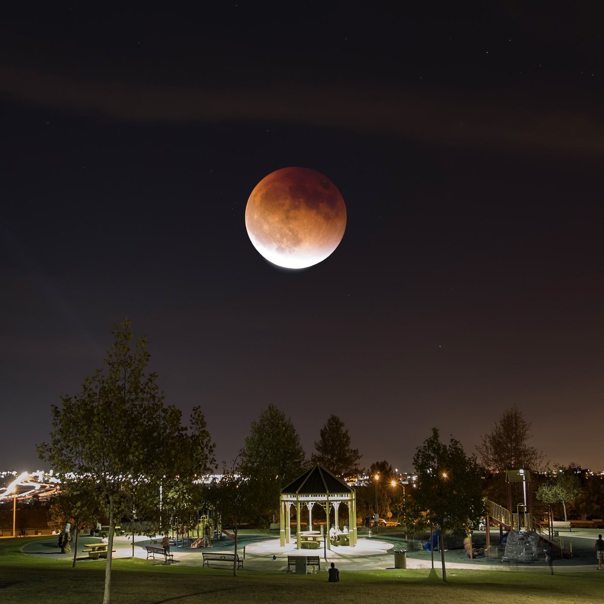 BLOOD MOON will appear tonight and  in the early morning of Friday. 🌕🩸

The U.S.A, Canada, Mexico, Spain and more will ALL be able to see it!