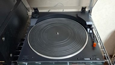 spitfire_2007's tweet photo. 学生時代に使用していたレコードプレーヤーを復活させました！
針、駆動ベルトを交換して見事に復活☆
古い機種だからスペアパーツ（純正ではありません）は無いと思ってましたが意外と売ってるものなのですね。 https://t.co/5dQfIzU8BM