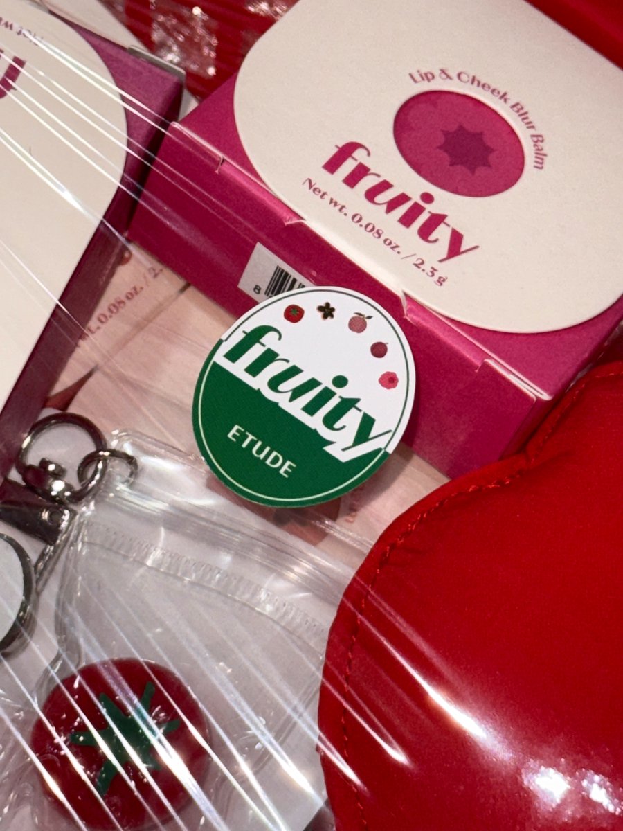 [#이벤트]

 /) /)
(｡･-･) 🍅⁾⁾
과일 바구니 사세욧 -!!

프루티 립앤치크 블러밤 전컬러를 선물로..🎁
(쏘 큐트한 토마토 파우치랑 키링은 덤〰️)
에뛰드 팔로우 &amp; RT 필수❣️

📆기간 : 3/23(일)까지
👉당첨자 : 3명, 3/24(월) 개별 DM연락