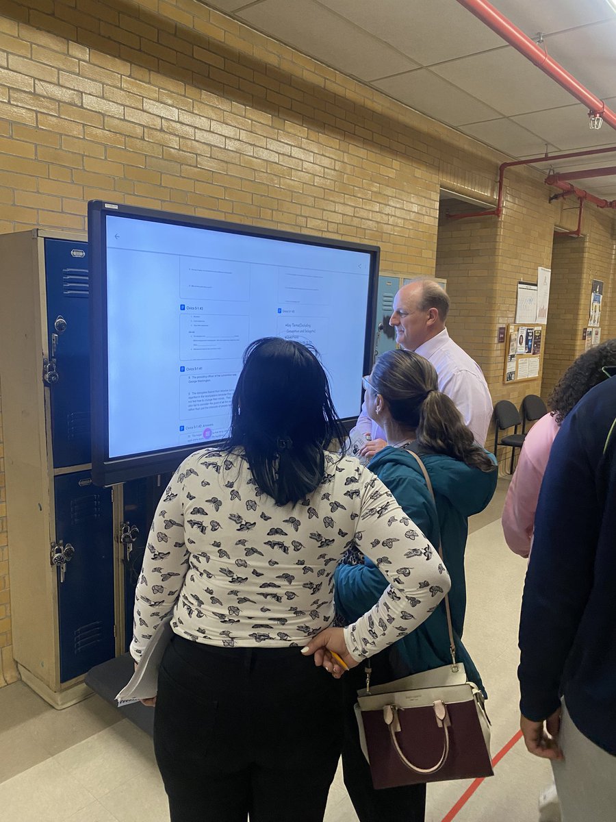 A huge thank you to our amazing faculty, staff, families and students for making Curriculum Night at Bain a success! 

Everyone had a fantastic time with activities, prizes, and great food. Plus, we continued our parent English language classes. Great night to be a KNIGHT!