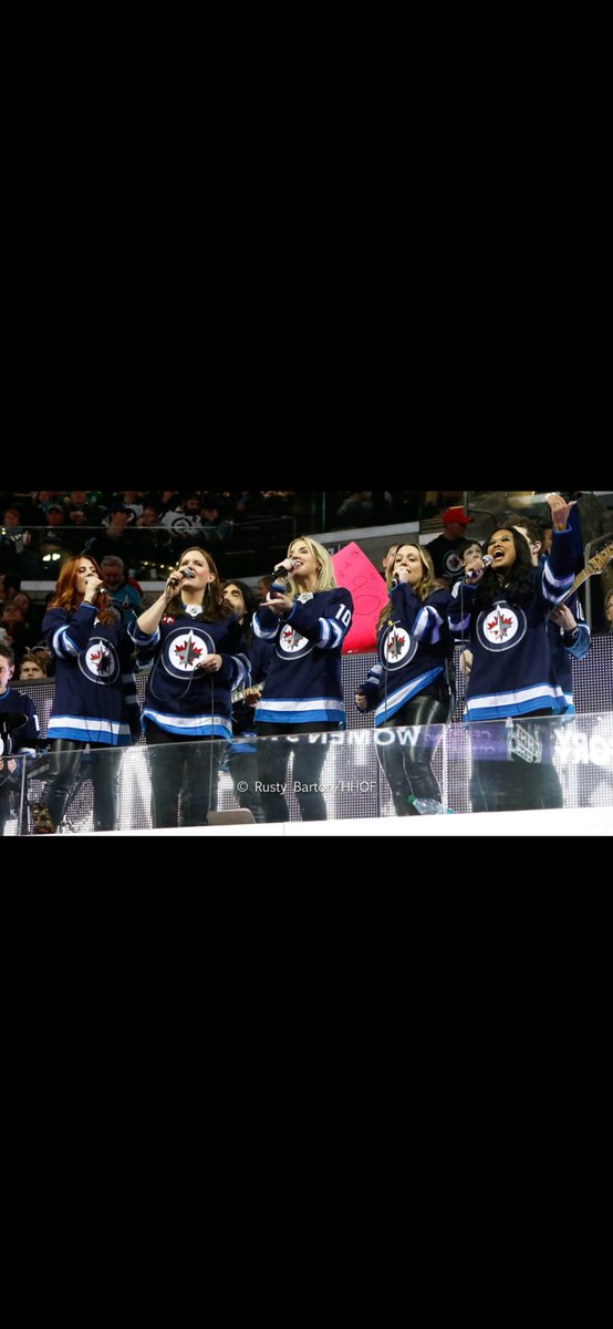 A truly amazing night with these incredibly strong, powerful, independent women 💙
#goJetsgo #InternationalWomensDay #WomeninSport #anthemsingers 
Photo Credit: Rusty Barton