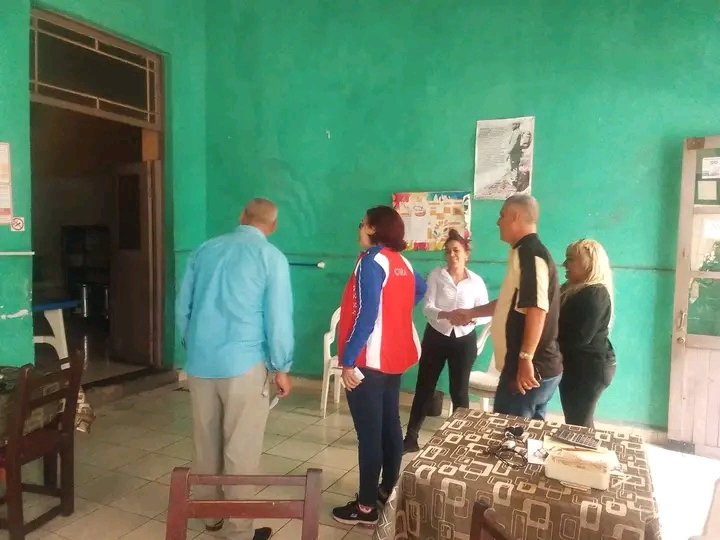 Integrantes de la Asamblea Nacional del Poder Popular recorren unidades del sector del Comercio en Matanzas