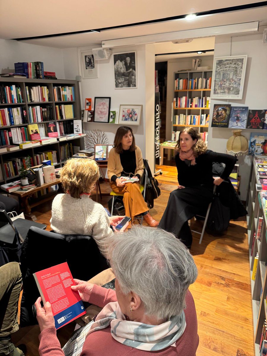 sgruart's tweet photo. Presentació de ‘Deu dies amb la senyora Dalloway’ de Sandra Freijomil @SFreijomil a la @apeudepagina. Una prosa plena de matisos que t’interroga. Ple absolut! 📘 https://t.co/6McXqPnNCZ