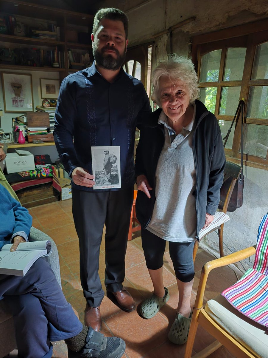 "Los abuelos hacen mucha falta. Y que los jóvenes levantemos sus banderas por la justicia social", me dijo este gran hombre de pensamiento.

A sus 90 años, #PepeMujica es un revolucionario auténtico, que como mi abuelo #Fidel⭐️, estará en el corazón de Uruguay🇺🇾 y de Cuba🇨🇺.