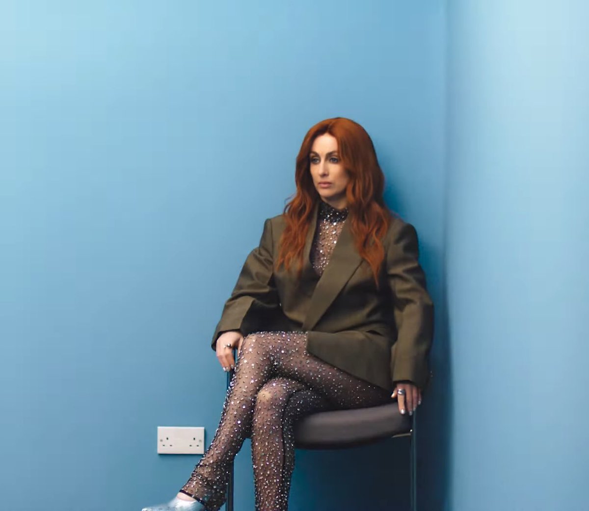 Tonybai90's tweet image. Shiv sat in the office waiting for the girls to stop dilly dallying in the elevator. The parallels 👌🏻 STREAM #JUNGLE @Sugababes 🌴🐆