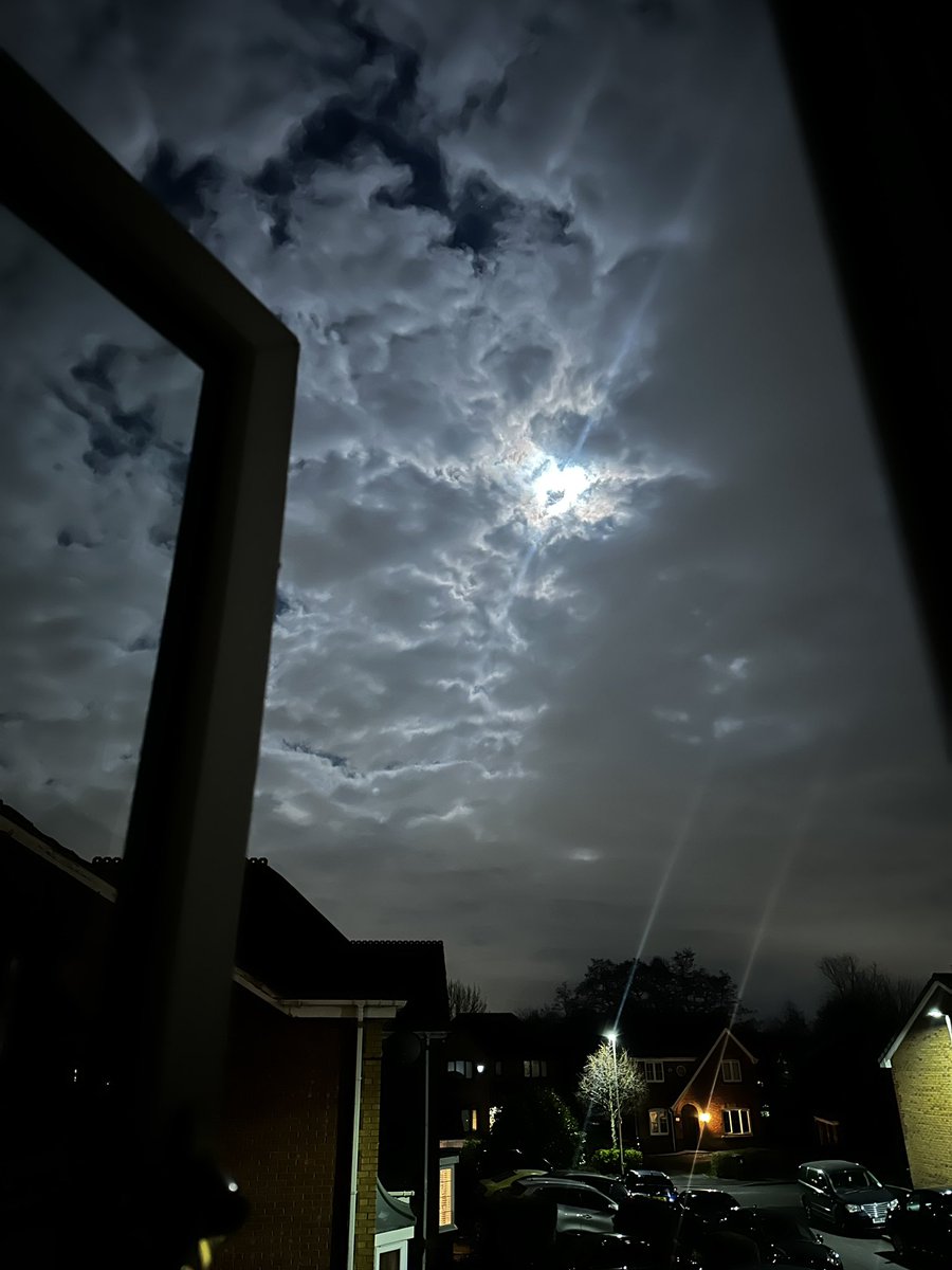 SAIMA_CHATHA's tweet image. A magical glow over the quiet night🌙💛✨ #Moonlight #NightSky #CloudyNight #SereneView #NaturePhotography #PeacefulMoments #SkyGazing #EtherealBeauty #RamadanMubarak