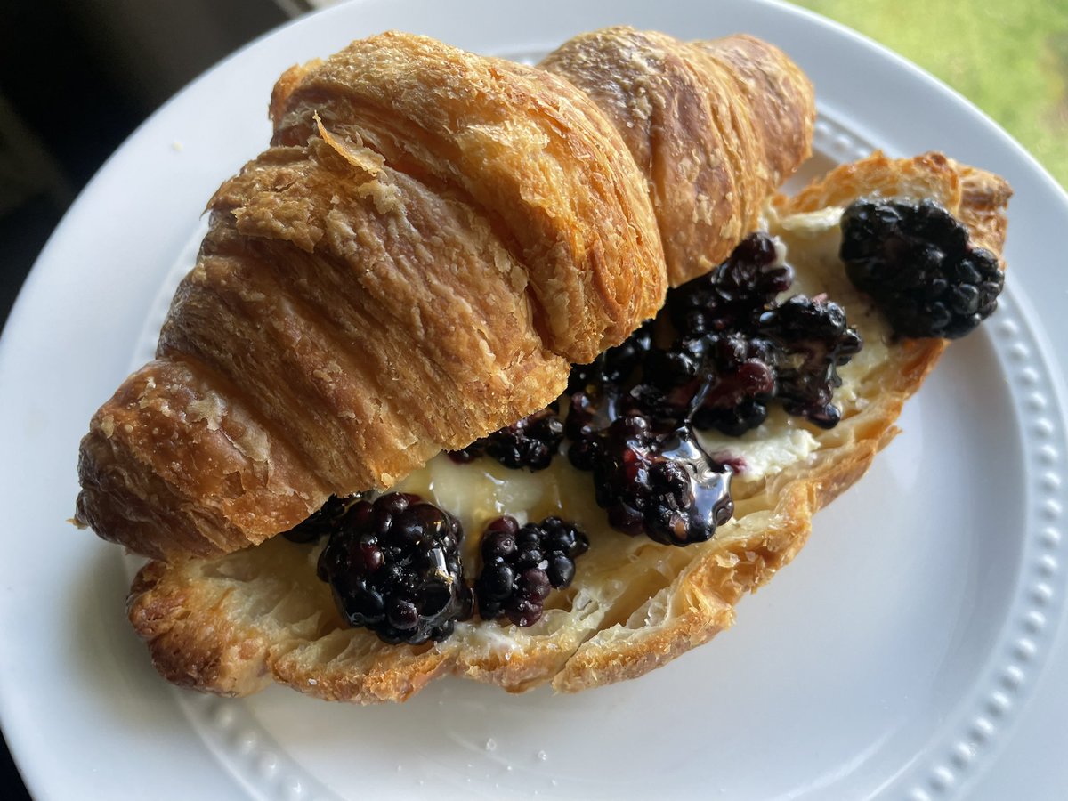 BUTTERFLYBABlE's tweet image. croissant with extra funky brie, blackberries, hot honey, and flaky sea salt 🥐