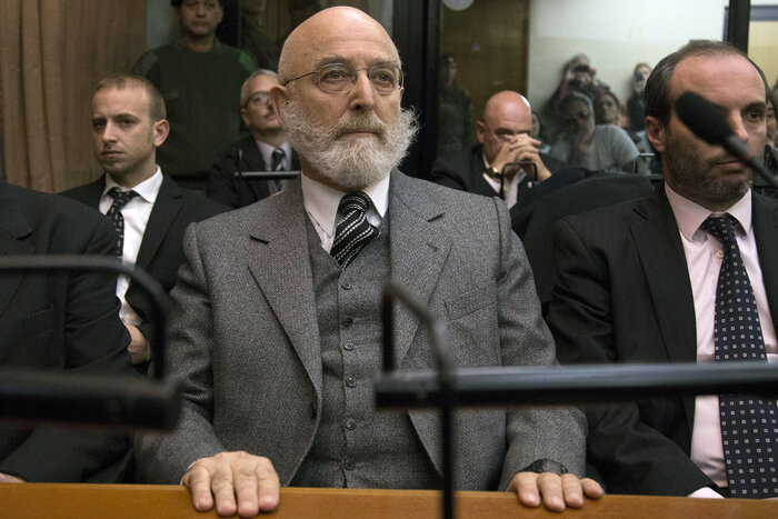 Parece un escritor británico o un físico alemán. Pero es Enrique Mathov, secretario de Seguridad de De la Rúa. Hoy está preso por la represión de 2001. Tenía el mismo cargo que hoy tiene Patricia Bullrich, que también era su compañera de gabinete. Que ella se mire en este espejo