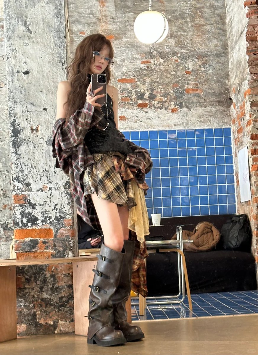 ch12348217630's tweet image. Grid-heavy person 🐈‍⬛ 𓂂, Dashing and stylish hunter 🎸 #GridStyle #DashingHunter #FelineVibes #StylishLife #HunterLife #CoolCats #GridCat #TrendyHunter #CatsAndGuitars #StylishVibes