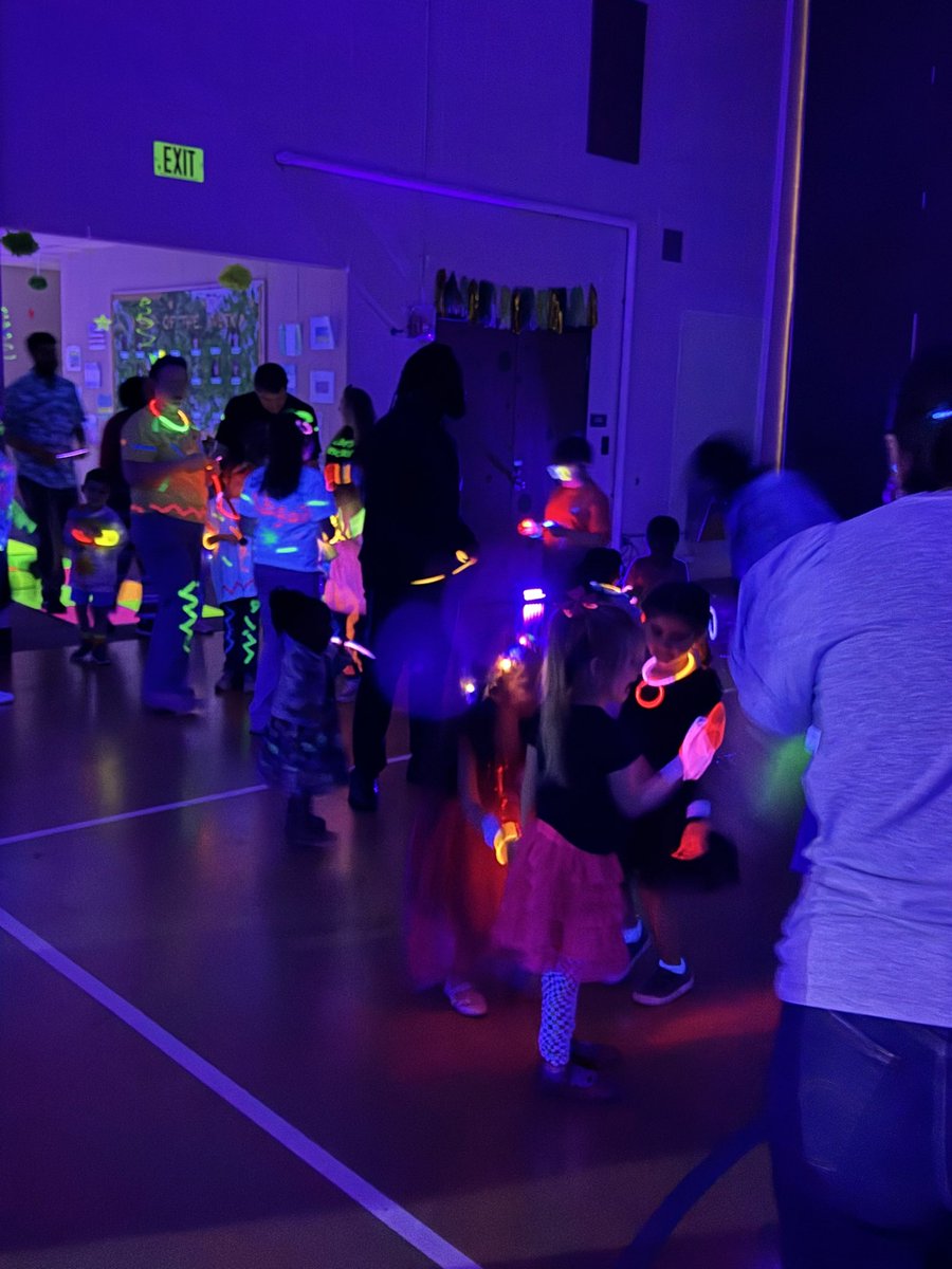 CISJalaina's tweet image. Trading in my elementary roots tonight for a #glowdance at Liberty Pre-K! Great job tonight to our pre-k friends! @MSDDecatur