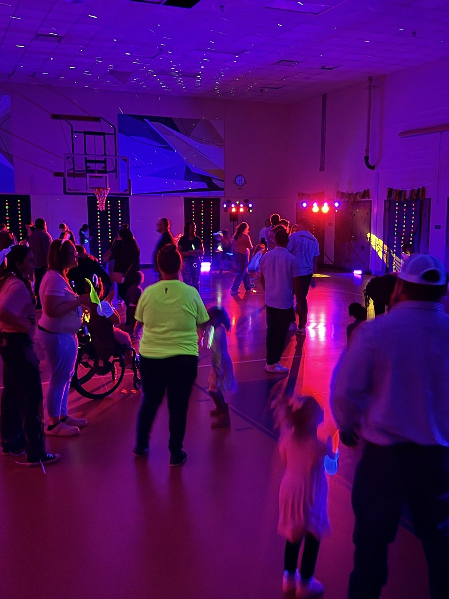 CISJalaina's tweet image. Trading in my elementary roots tonight for a #glowdance at Liberty Pre-K! Great job tonight to our pre-k friends! @MSDDecatur