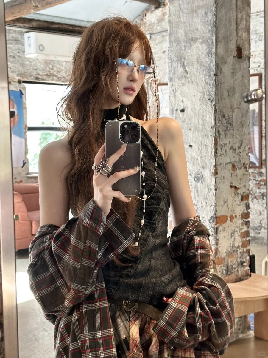 ch12348217630's tweet image. Grid-heavy person 🐈‍⬛ 𓂂, Dashing and stylish hunter 🎸 #GridStyle #DashingHunter #FelineVibes #StylishLife #HunterLife #CoolCats #GridCat #TrendyHunter #CatsAndGuitars #StylishVibes