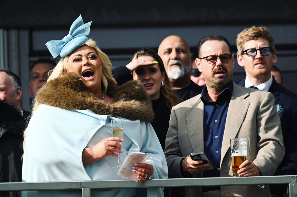 Cheltenham Festival Day 3..
.
.
.
#horseracing #horseracingphotography #cheltenham #cheltenhamfestival #fashion #pressphotography #newspaperphotography #racegoers #royals #stpatricksday @nikoneurope @telegraph @brazen_canary <a href="/missgemcollins/">Gemma Collins</a>