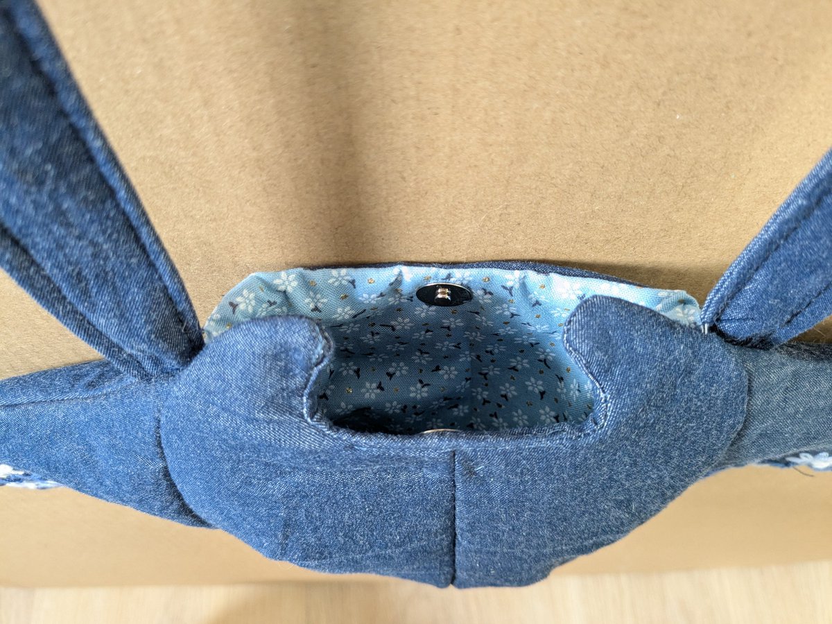 waywhale's tweet photo. Manta ray bag for Maipie who did the embroidery 🪡 
Pattern by janiesdaisies https://t.co/1siEMsxQOH