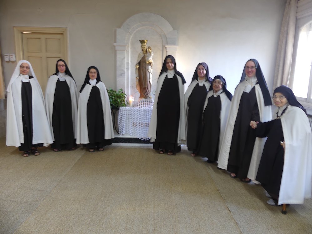 UniCatolicos_es's tweet image. Las carmelitas residentes en Alepo mandan un mensaje de auxilio: «Es un crimen contra la humanidad, un verdadero genocidio».

Las jóvenes estudiantes alauitas que residen en una de sus casas «se han vuelto locas de dolor al enterarse de la matanza de sus familiares».

Recemos 🙏🏻