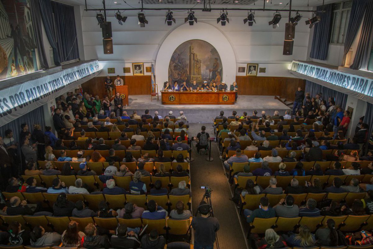 Cierre del multitudinario Congreso de la UTEP “Papa Francisco” en homenaje a 12 años de su asunción, donde cientos de trabajadores y trabajadoras de la economía popular reafirmamos la hoja de ruta para conquistar derechos y enfrentar al gobierno de Milei.
