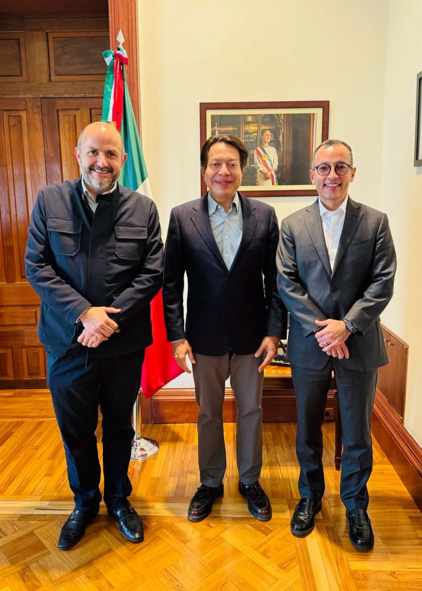 Agradezco a <a href="/carlosivanmoren/">Carlos Iván Moreno</a> que haya aceptado la invitación que le hizo hoy el Secretario de Educación, <a href="/mario_delgado/">Mario Delgado</a>, para encabezar la Dirección General de Educación Superior Universitaria e Intercultural. 

Los individuos pueden ganar partidos, pero los campeonatos se ganan