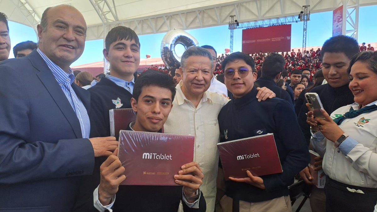 CONALEP_HGO's tweet photo. Entrega de Dispositivos Móviles para la Transformación Educativa.
En este evento presidido por el Gobernador @juliomenchaca_ estudiantado de nuestros 6 planteles, recibieron su #Tablet como parte del esfuerzo por brindar herramientas tecnológicas para el desarrollo profesional. https://t.co/cWFh80X9so