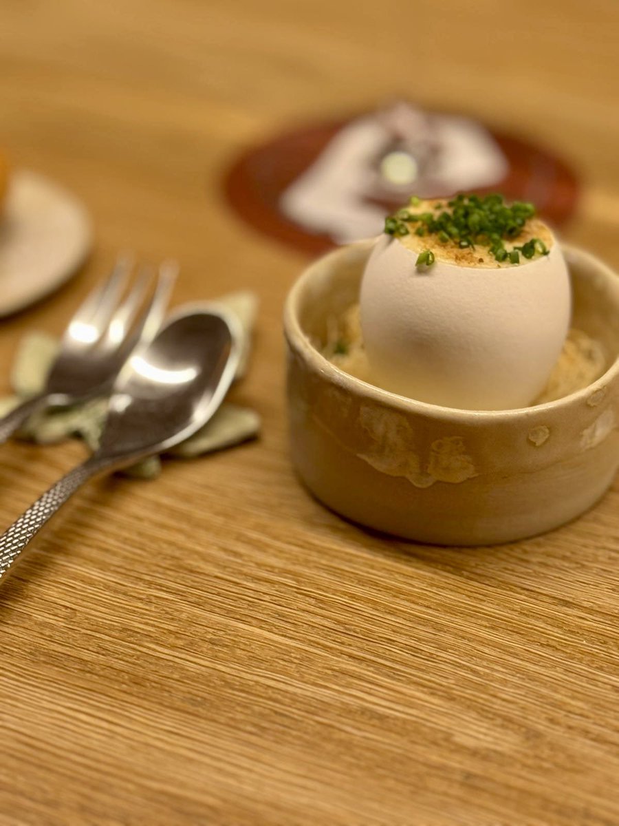 Revista FETÉN @revista_feten (@revista_feten) on Twitter photo Hemos disfrutado de toda una experiencia gastronómica en El Portal del Echaurren <a href="/somos_echaurren/">Hotel Echaurren R&C</a>
El chef Francis Paniego ha creado esta experiencia llevando al comensal a través de un viaje sensorial recorriendo la historia de la casa, de la familia y sobre todo de la memoria. Hemos disfrutado de toda una experiencia gastronómica en El Portal del Echaurren <a href="/somos_echaurren/">Hotel Echaurren R&C</a>
El chef Francis Paniego ha creado esta experiencia llevando al comensal a través de un viaje sensorial recorriendo la historia de la casa, de la familia y sobre todo de la memoria.