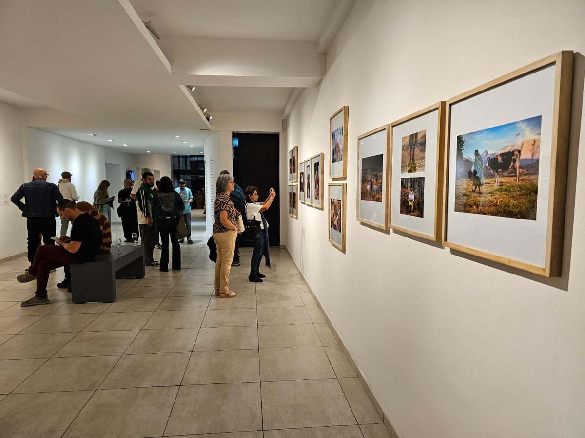 Expo Bs.As. 🇦🇷

Las primeras imágenes de la Residencia Fotográfica  "Dolores Cacuango"/ Zuleta 2024-25 se presentan en la expo internacional Habitando (nos) de <a href="/fotografaseem/">Fotógrafas en el mundo</a>, que se inauguró el 8 de marzo, en el Centro Cultural <a href="/elrojasuba/">ElRojas</a> de la <a href="/UBAonline/">UBAonline</a>
