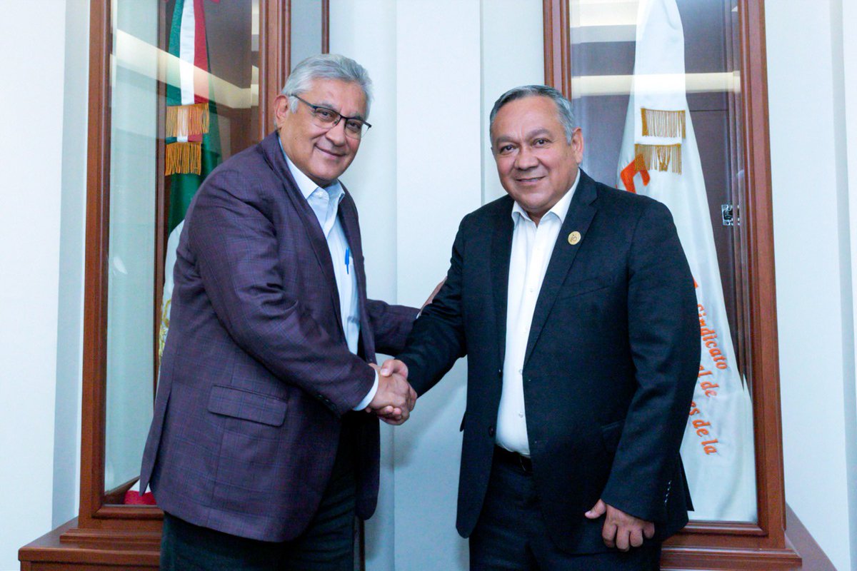 En reunión con el dirigente de <a href="/SNTE31Tlaxcala/">SNTE31</a>, Cutberto Chávez de la Rosa, el Srio. Gral. del #SNTE, Mtro. Alfonso Cepeda Salas, aseguró que los agremiados en esa entidad tendrán respuesta satisfactoria a sus demandas. Unidos, dijo, lograremos mejores resultados.