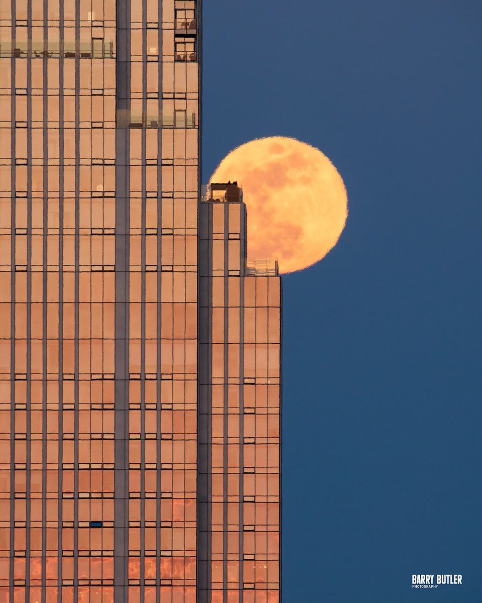 barrybutler9's tweet photo. Living On The Edge.  Tonight's moon hanging onto the One Chicago building.  #weather #news #chicago #ilwx https://t.co/RzujnSrVSS