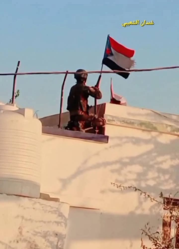 اثناء رفع علم الجنوب على القصر الجمهوري في المهره 

وانزال علم الاحتلا..ل الزيدي