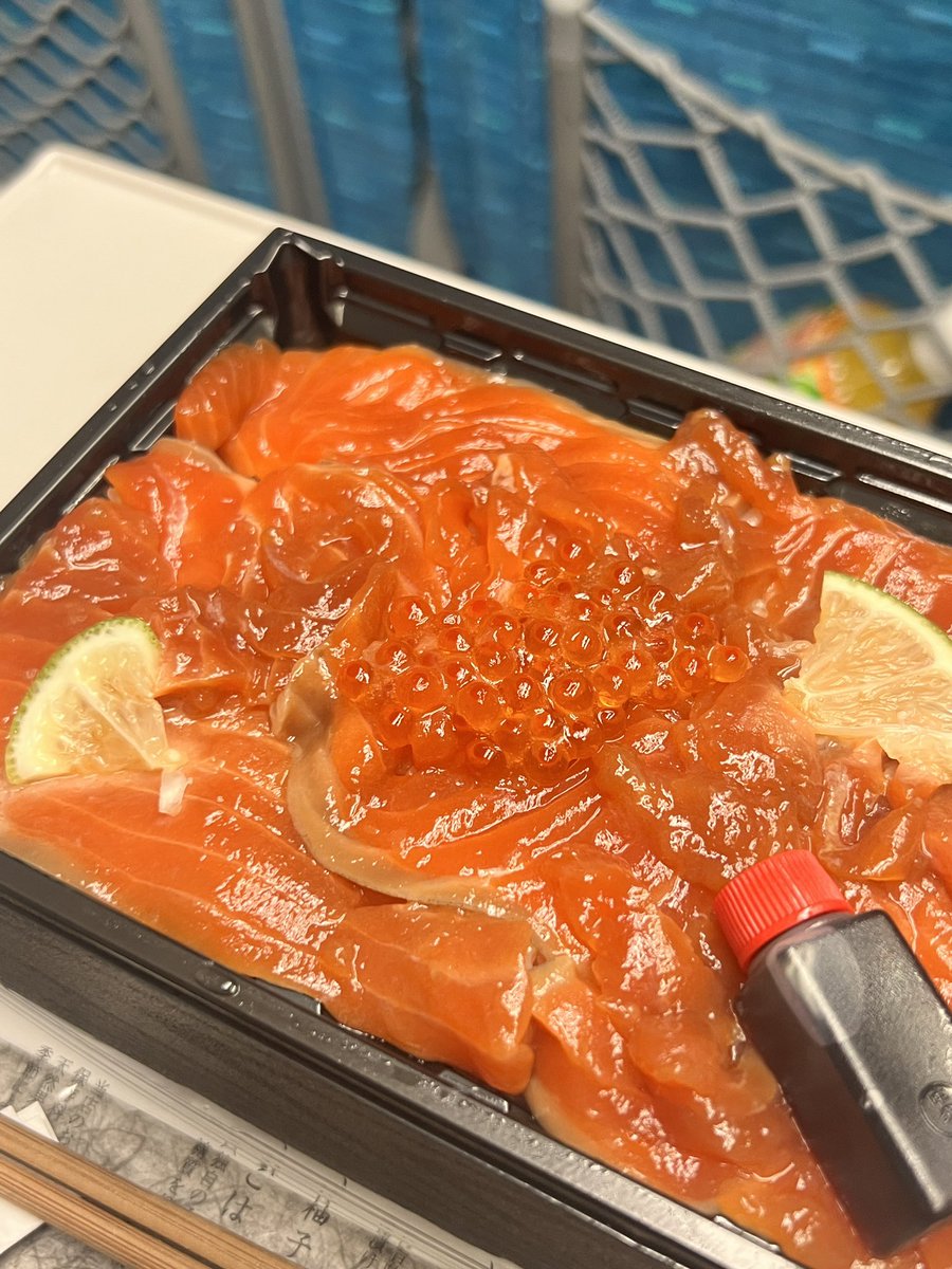 pubusuke's tweet photo. いつも新幹線ギリだから時間なくてできないんだけど、東京駅で駅弁じゃなくてグランスタ地下で厳選したお弁当様を買うというやつやっとでき、私にとっての最高のヤツ見つけた🐟美味し！！！！！ https://t.co/W29yZSqR2m