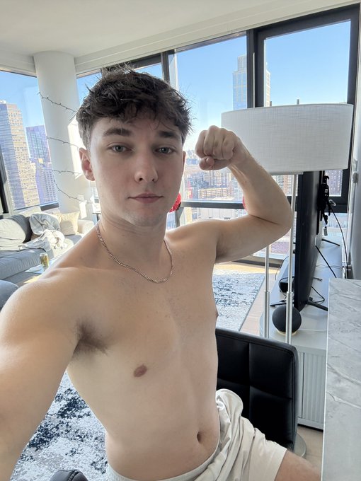 Any men out there still find an all natural man body attractive? https://t.co/t49SQi59Eb https://t.c