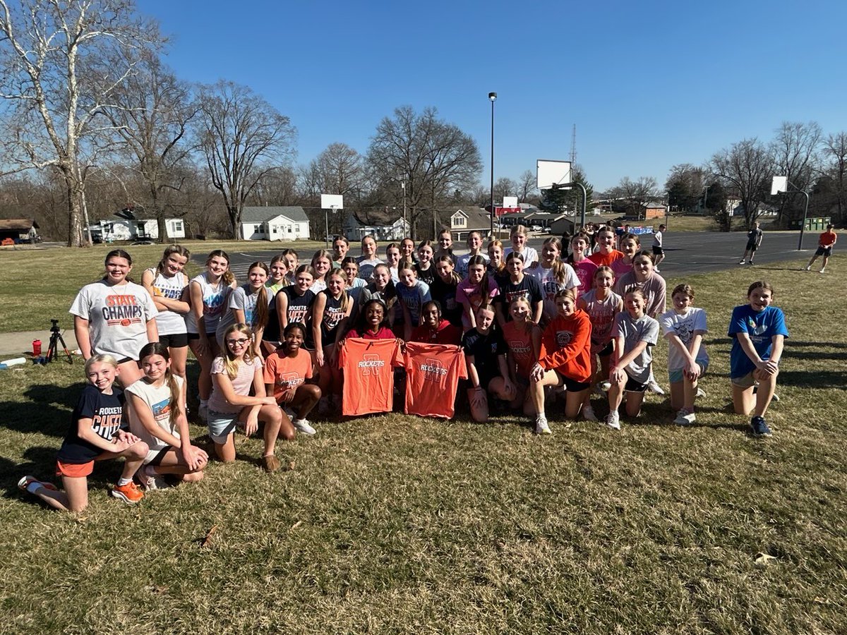 Not everyday do you get a 9x State medalist, 4x State Champion and D1 track athlete to stop by practice and talk to your team with one of her college teammates.  Thanks for the words of wisdom ladies!  Great day ⁦<a href="/RJHS78/">RJHS</a>⁩