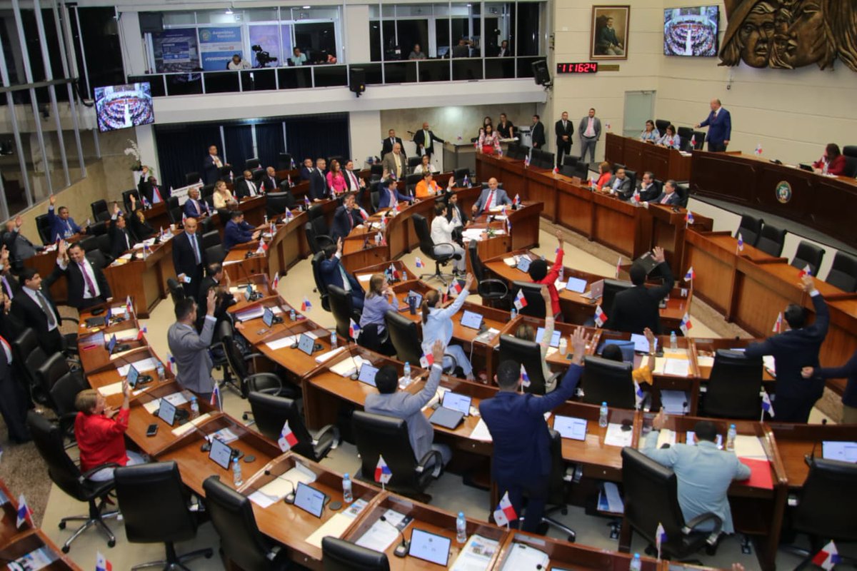 Hoy damos un gran paso para el futuro de Panamá. Este proyecto no es solo una ley, es el resultado de escuchar, debatir y construir juntos.
Con esta reforma logramos:
✅ Proteger la edad de jubilación.
✅ Evitar la privatización de los fondos.
✅ Más transparencia y rendición de