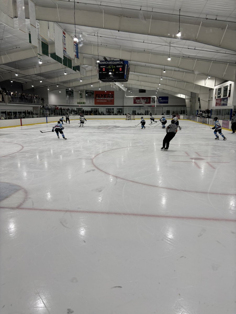 #LaSalleHockey and Father Judge are underway in the <a href="/TheFlyersCup/">The Flyers Cup</a> semis!