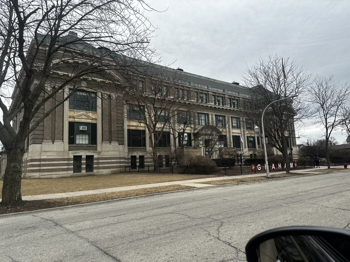 jarevarado's tweet image. For your viewing pleasure. An underfunded public school in the middle of bronzeville