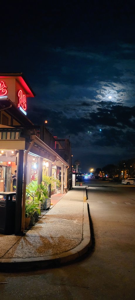 Sometimes the last picture of the night is the best picture... at Rusty's at the Port!!!😎👍🚢📷🌛 #mothernature #moonlight #fullmoon #portcanaveral #rustysseafood