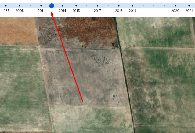 taller2006's tweet photo. Así era el campo de exterminio en Techuitlán Jalisco entre el 2019 y 2020.
En el 2018 se observa un camión.
En el 2014 se observa la finca bardeada.
En el 2012 NO EXISTÍA como tal ese lugar.