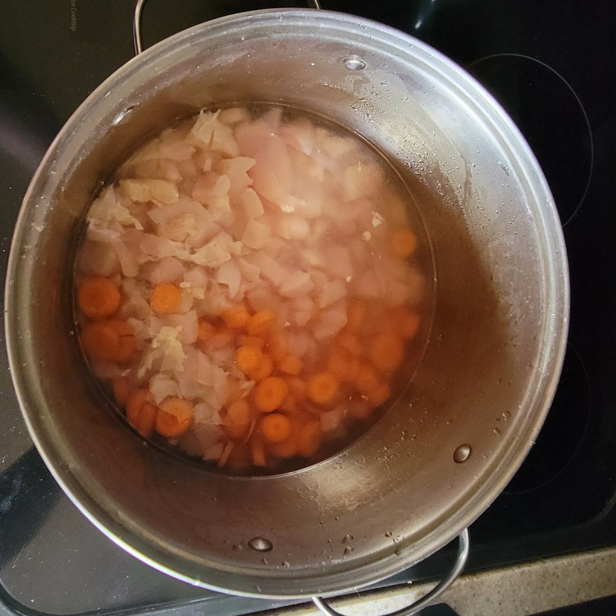 SoMuchToNeigh's tweet image. Made homemade chicken soup 🍗 for Penelope. She loved it… for a day. Now she won’t touch it, and Maverick is feasting like a king. 😂🥕

Read the full tale of canine culinary rejection here: somuchtoneigh.com/post/chicken-s…

#PickyDog #FarmLife #CookingForDogs
