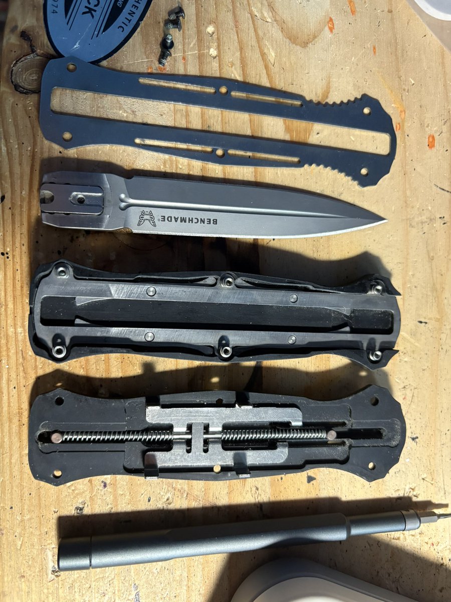SouthernJoeJoe's tweet image. I’m tired of looking at Zelenskyy strip dancing, but out of principle I’m not going to take it down.
So here’s a post to push it down my timeline. 😂
This is what a Bench made switch blade looks like if you open one up.
