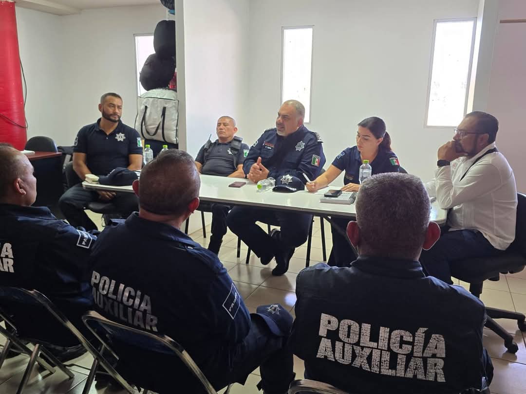 Hoy, <a href="/tejada_m01/">Alejandro Andrey Tejada Morales</a>, director de la #PABIC, se reunió con elementos de la delegación en Huajuapan de León para escuchar sus inquietudes y necesidades. Un paso importante para mejorar las condiciones laborales y responder a sus peticiones.