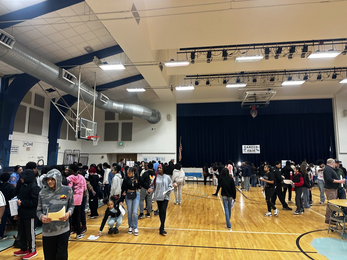 CuffJerry's tweet image. What an amazing career day at BMS! Our cubs learned about so many exciting career paths. Huge thanks to our school counseling team for organizing and the incredible local professionals who inspired our students!