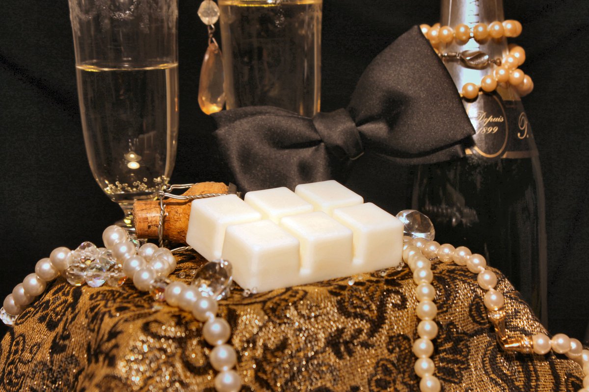 HamburgHeritage's tweet photo. @MHHSBD ✨M is for Moonlight Rendezvous
Indulge in an alluring fragrance for lovers with our Moonlight Rendezvous Wax Melts. A blend of Tonka Bean & resinous Oud, this scent whispers romance, sophistication & luxury. 🔗https://t.co/ThN2qmcjI5
#MHHSBD #MoonlightRendezvous #LuxuryFragrance https://t.co/7mXt80FUC0