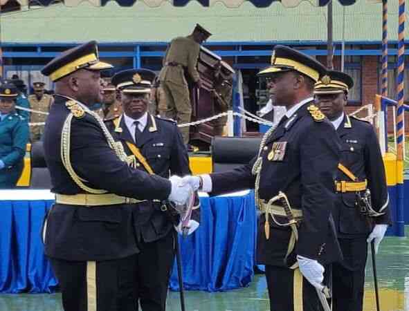 🔵The government has sparked confusion within the police force after recalling senior police officers, who were retired during the reign of former commissioner general Godwin Matanga.
thestandard.co.zw/news/article/2…