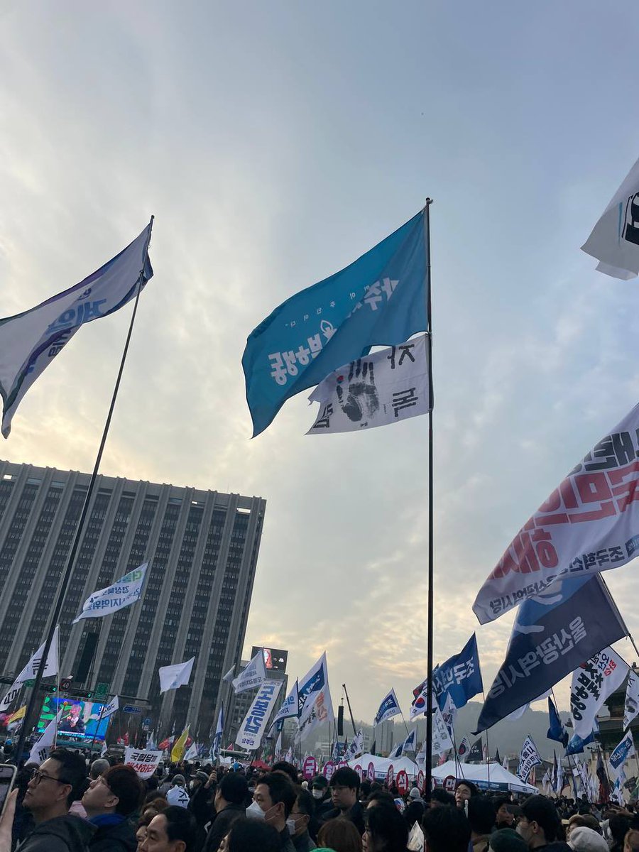 gjchy_'s tweet photo. 자주독립 정신으로 윤석열 파면! 내란세력 청산하자!

🔥3월1일 전국집중 촛불🔥

멀리서 아침 일찍 출발해 오신 분들,
남편&amp;아내와, 청소년 딸과, 친구들과 함께 오신 분들...
모두 독립군이 되어 ‘윤석열 파면! 적폐 청산!’을 외치며 안국역 일대를 가득 메웠습니다. https://t.co/bksEYP1vqN